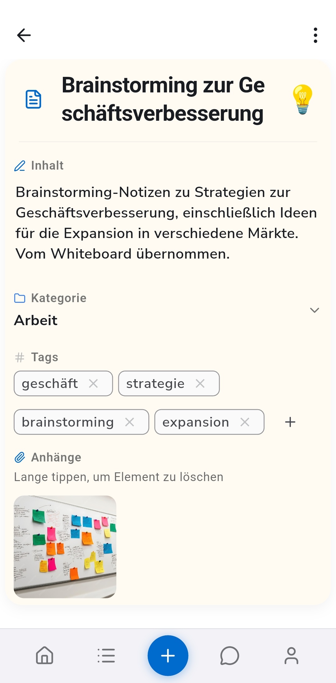 Recordo Eintragsdetail zeigt eine Notiz Brainstorming zur Geschäftsverbesserung mit KI-extrahierten Feldern: Inhaltszusammenfassung, Kategorie Arbeit, Tags wie Geschäft, Strategie, Brainstorming, Expansion und ein angehängtes Whiteboard-Foto