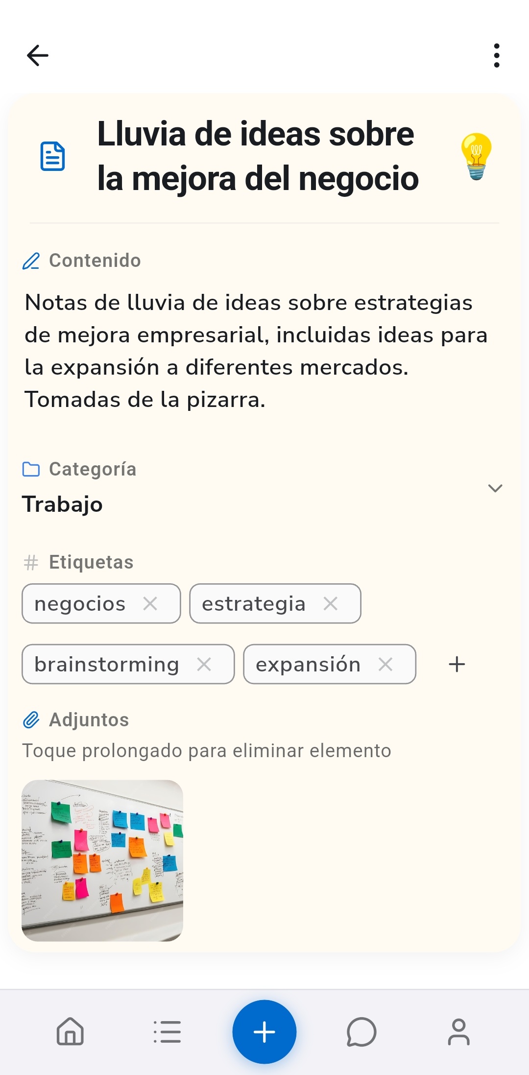 Detalle de entrada de Recordo mostrando una nota Lluvia de ideas sobre mejora del negocio con campos estructurados extraídos por IA: resumen de contenido, categoría Trabajo, etiquetas como negocio, estrategia, brainstorming, expansión y una foto de pizarra adjunta
