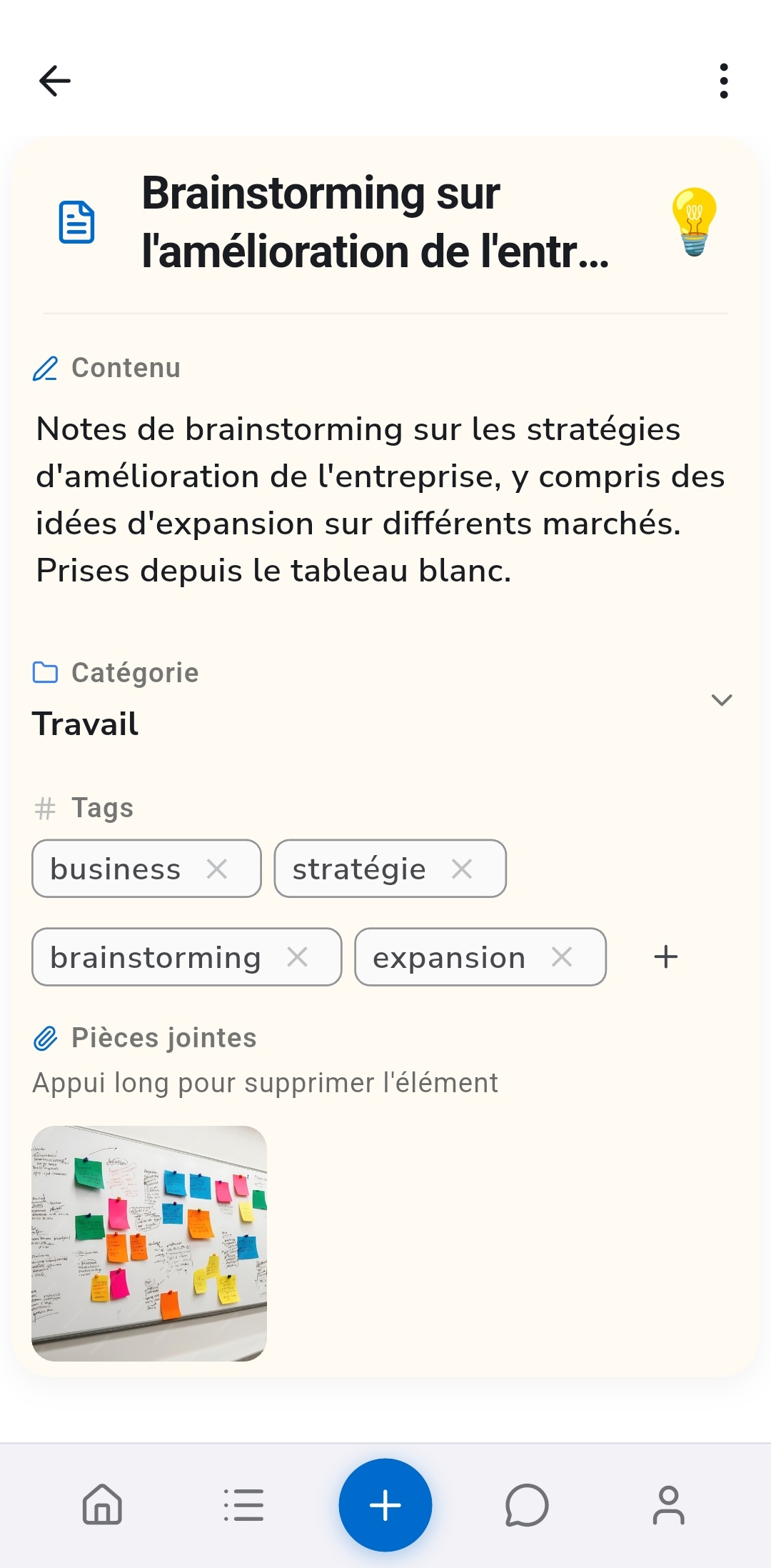 Détail d'entrée Recordo montrant une note Brainstorming sur l'amélioration de l'entreprise avec des champs structurés extraits par l'IA : résumé du contenu, catégorie Travail, tags comme business, stratégie, brainstorming, expansion et une photo de tableau blanc jointe