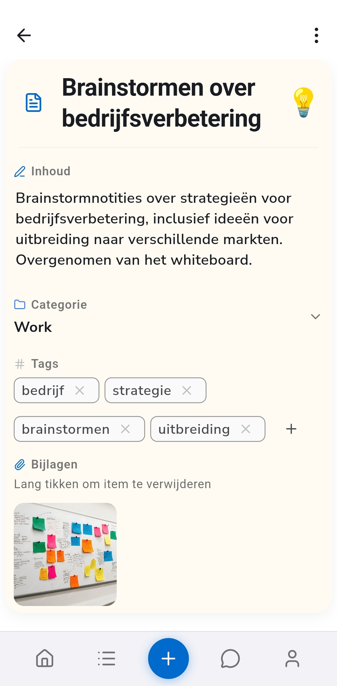 Recordo invoerdetail met een notitie Brainstormen over bedrijfsverbetering met door AI geëxtraheerde velden: inhoudssamenvatting, categorie Werk, tags zoals bedrijf, strategie, brainstormen, uitbreiding en een bijgevoegde whiteboardfoto