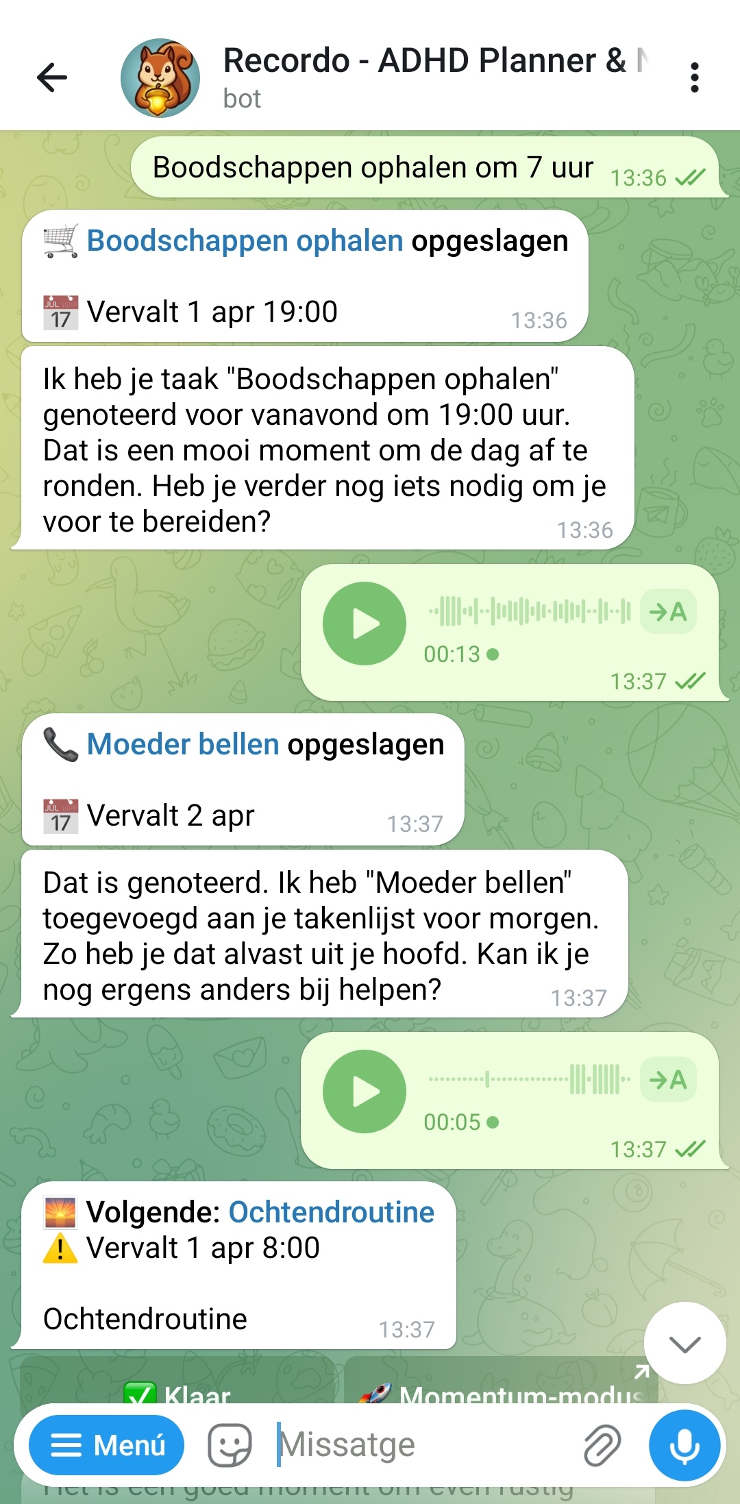 Telegram-chat met de Recordo ADHD Planner bot die taakregistratie via spraakbericht toont: gebruiker zegt Boodschappen ophalen om 19 uur en Moeder bellen, bot bevestigt elke taak met vervaldatums en toont de volgende taak met Klaar- en Momentum-modus-knoppen