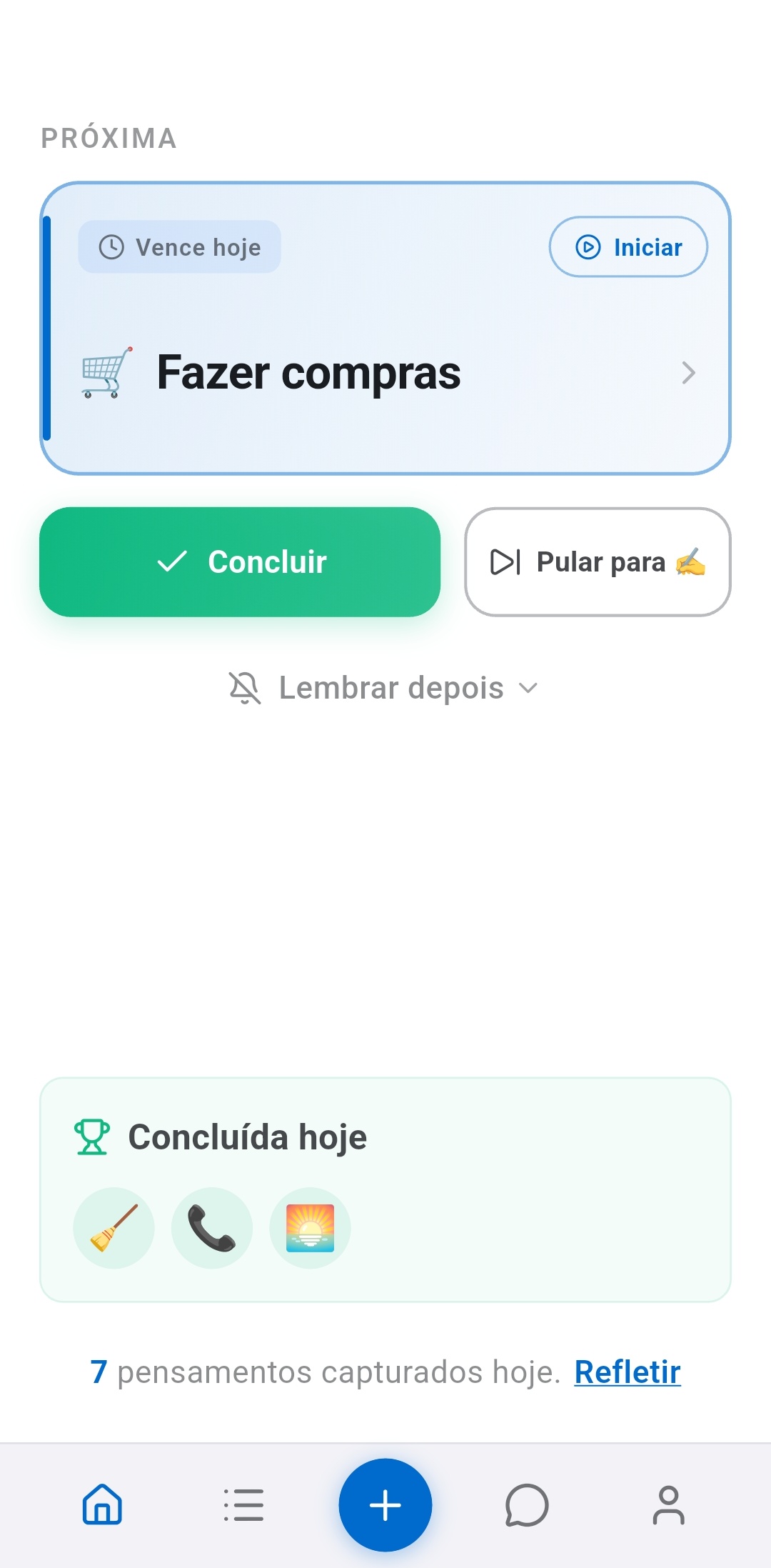 Tela inicial do app Recordo TDAH mostrando apenas uma tarefa de cada vez com bot&otilde;es Concluir e Pular - projetado para remover a fadiga de decis&atilde;o da sua rotina matinal
