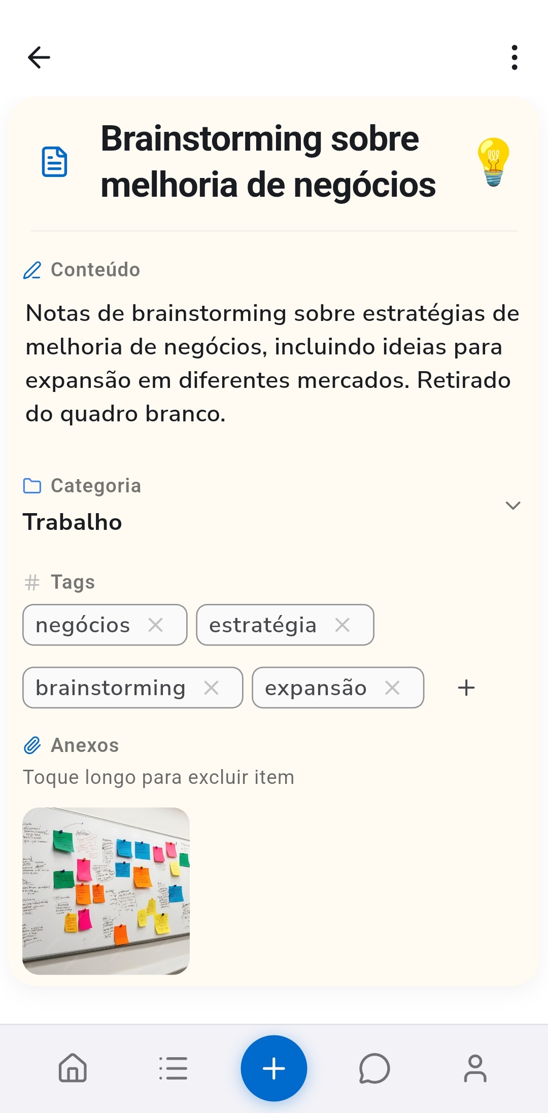 Detalhe de entrada do Recordo mostrando uma nota Brainstorming sobre melhoria de negócios com campos estruturados extraídos por IA: resumo do conteúdo, categoria Trabalho, tags como negócios, estratégia, brainstorming, expansão e uma foto de quadro branco anexa