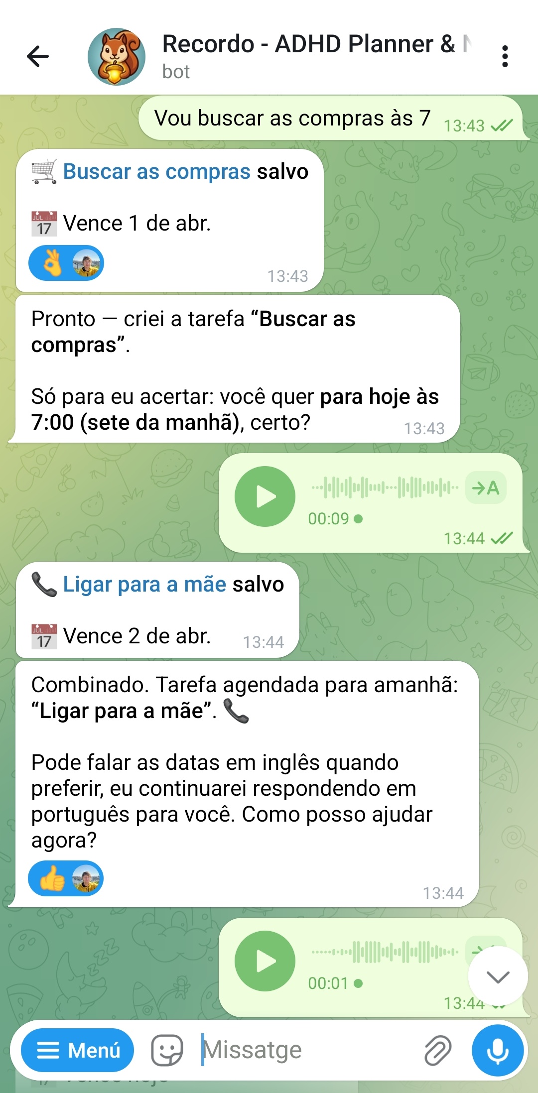Chat do Telegram com o bot Recordo ADHD Planner mostrando captura de tarefas por mensagem de voz: usuário diz Buscar as compras às 19h e Ligar para a mãe, bot confirma cada tarefa salva com datas de vencimento e mostra a próxima tarefa com botões Concluída e Modo Momentum